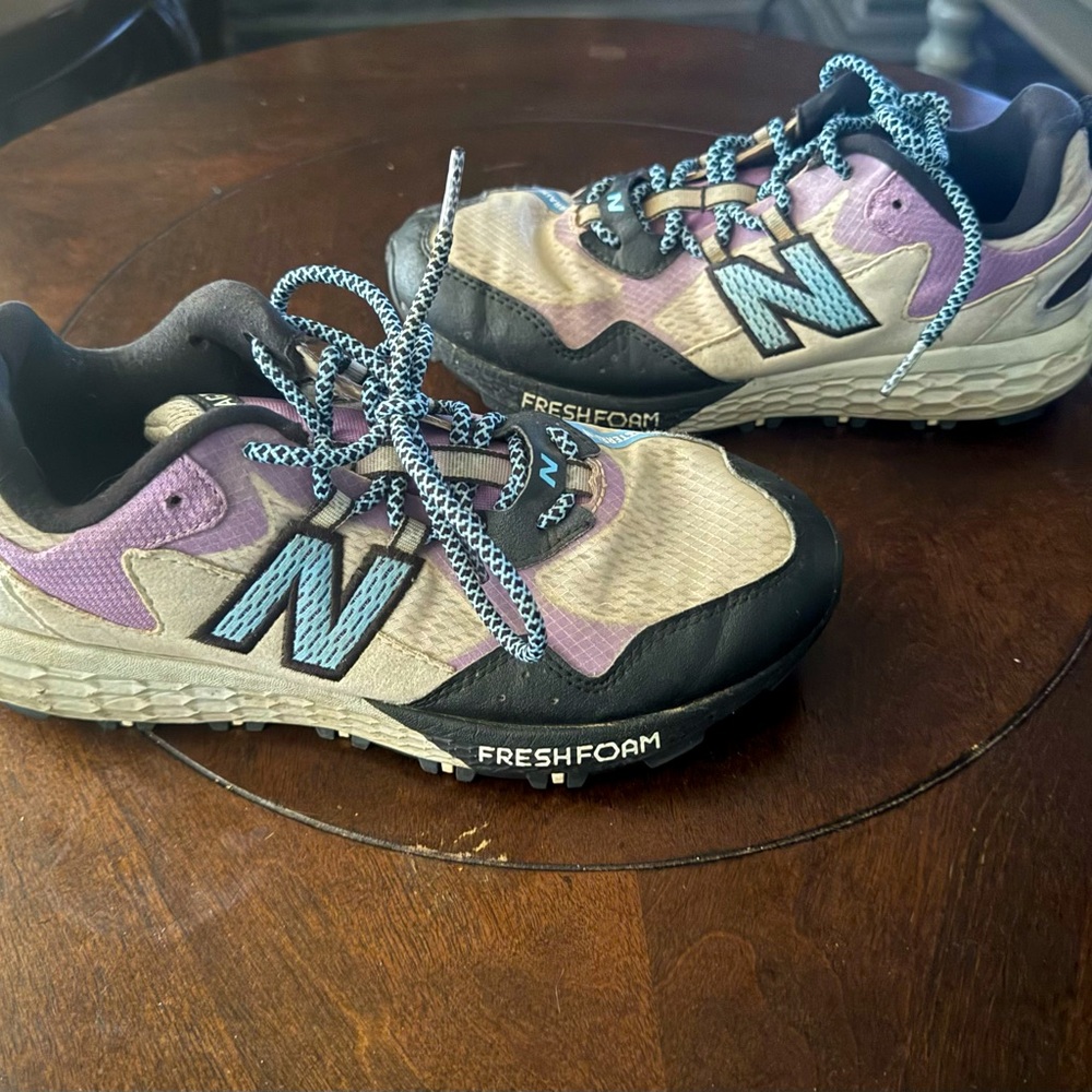 New Balance women’s hiking tenni’s size 8